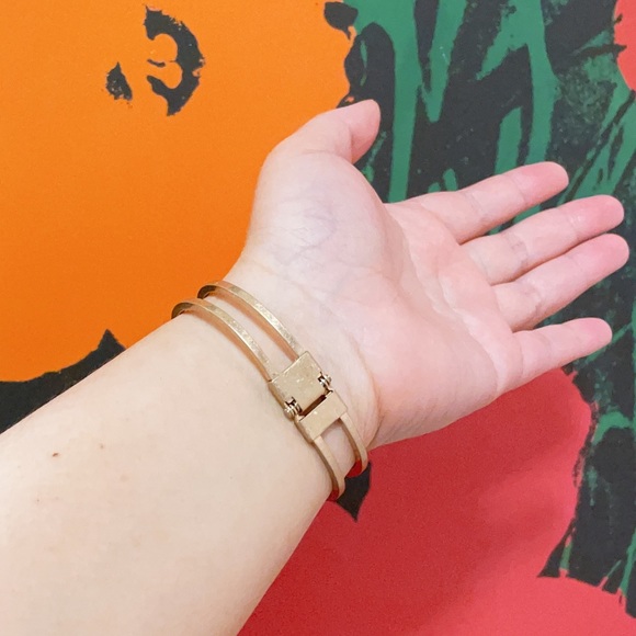 Gold Bangle with a faux black marble stone - Picture 3 of 3